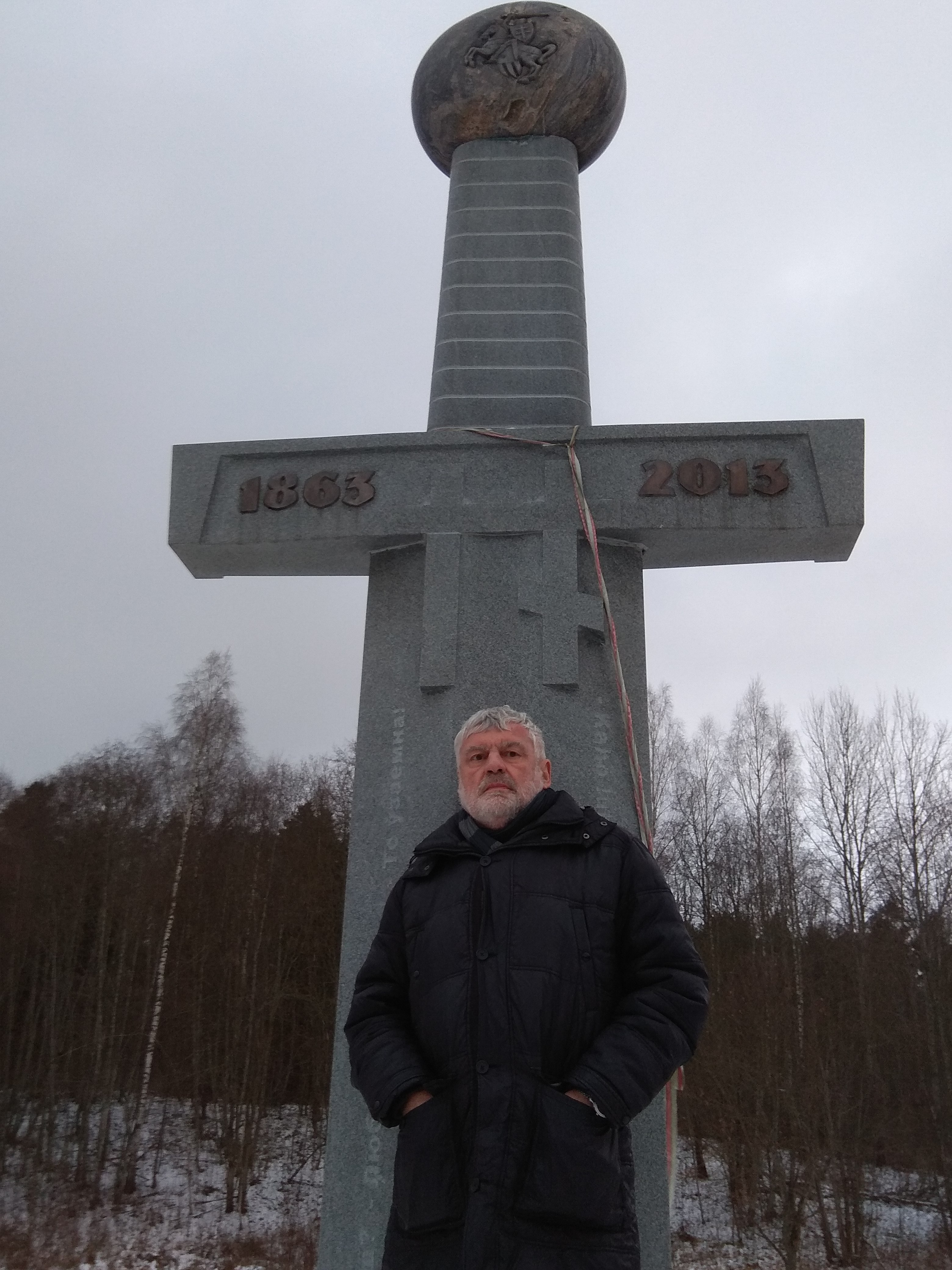 Каля помніка паўстанцам 1863 г. паблізу вёскі Слабодка Астравецкага раёна. Фота Уладзіміра Піпіна.